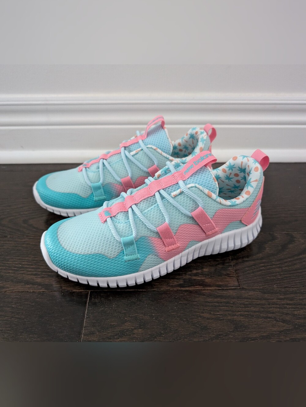 NEW sz:5w New Balance Girls Youth wide Playgruv V2 shoes/sneakers, Blue/Pink